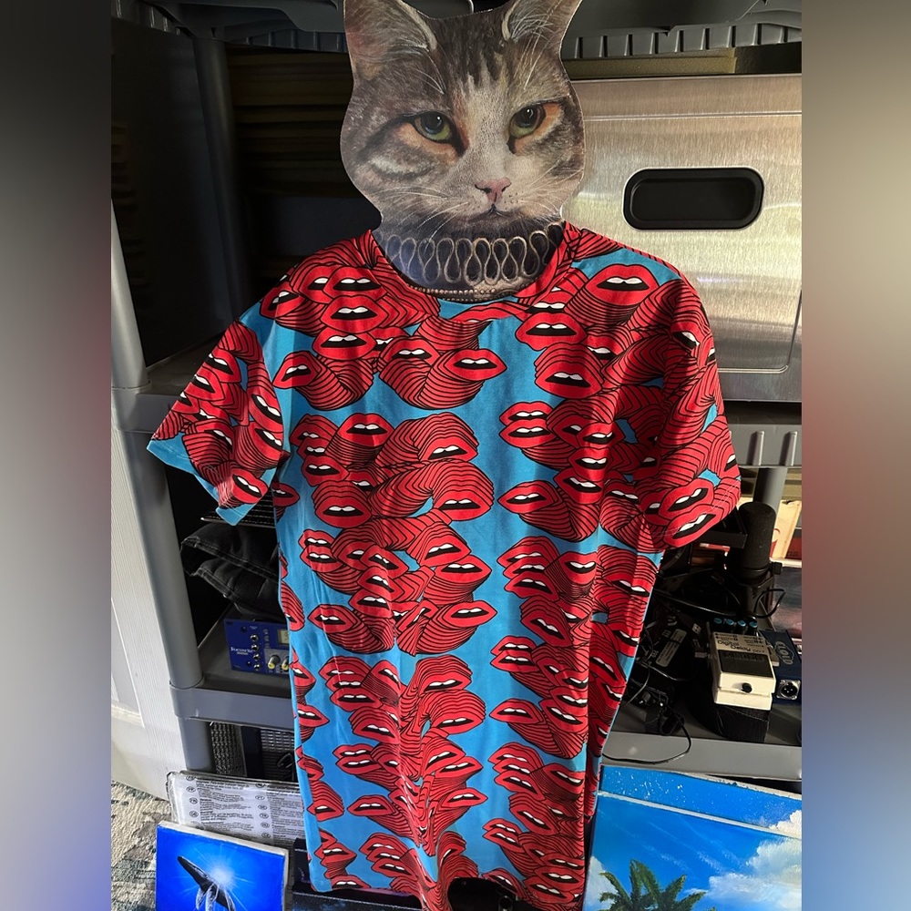 Nooworks Tee Dress in Mouths. EUC Size small. P-P 21”, L 33”